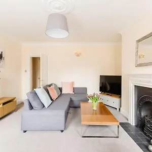 Regency - Private Entrance & Courtyard Apartment